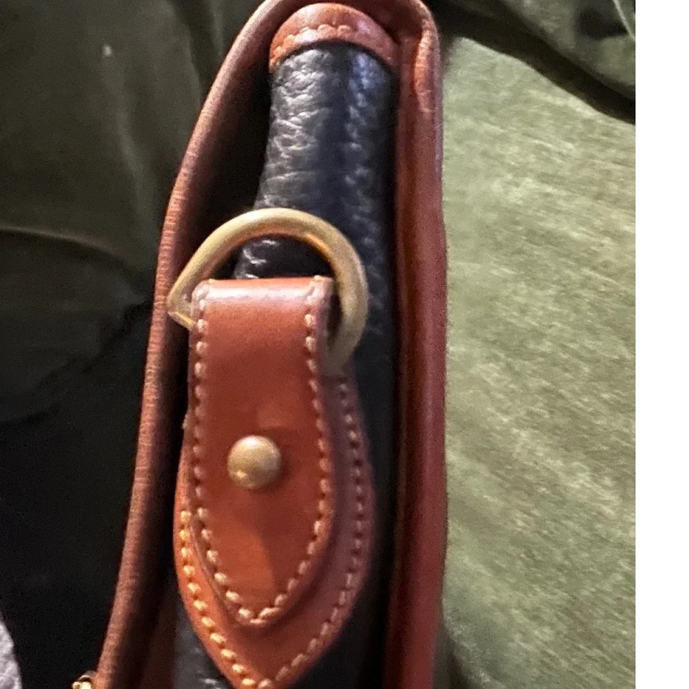 Vintage Dooney & Bourke  All Weather Black Tan Pebbled Lg Carrier Messenger‎